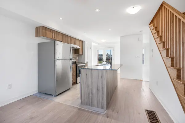 3 FAIRLANE AVE, Barrie, ON L9J 0M9