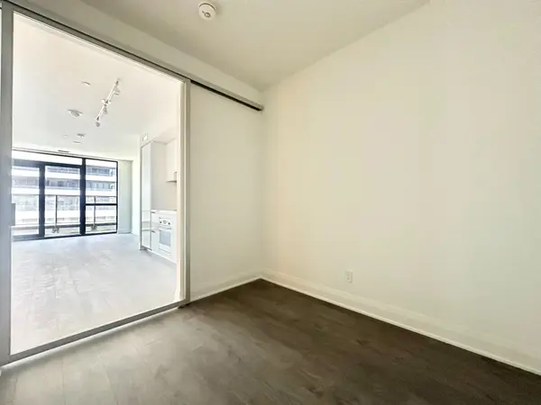 2 Erskine RD #705, Mississauga, ON L5B 0S1