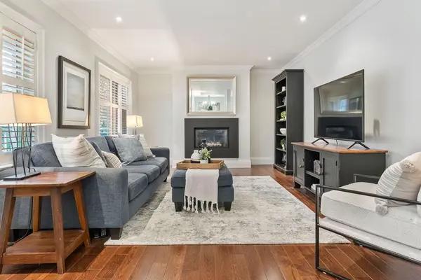 1071 Melvin AVE, Oakville, ON L6J 2V8