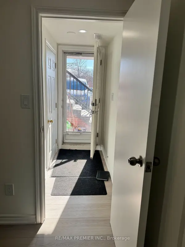 18 Madonna GDNS, Toronto W05, ON M9L 2T4