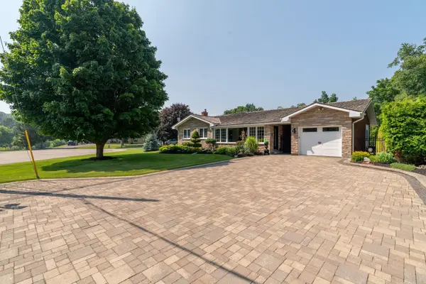 4 COLONIAL DR, North Dumfries, ON N0B 1E0