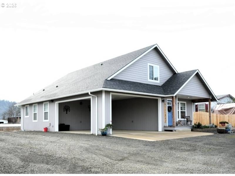 241 SE JOHNSON ST, Winston, OR 97496