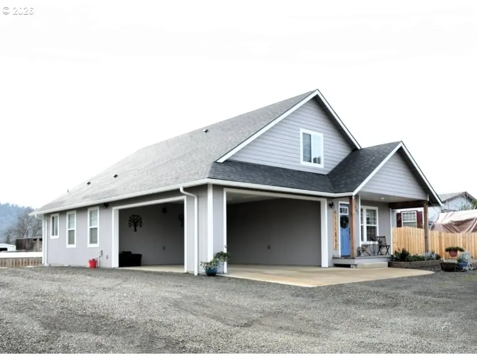 241 SE JOHNSON ST, Winston, OR 97496