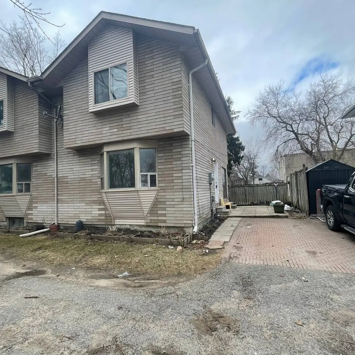 82 sanford ST #Unit B, Barrie, ON L4N 3C5