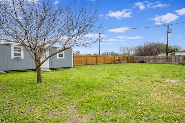 202 S Avenue C, Blum, TX 76627