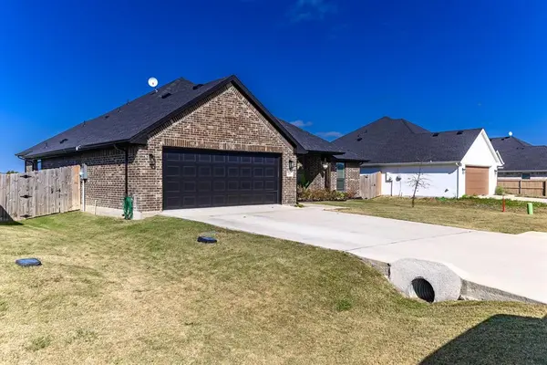 250 Poinsetta Drive, Palmer, TX 75152