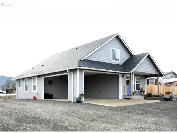 241 SE JOHNSON ST, Winston, OR 97496