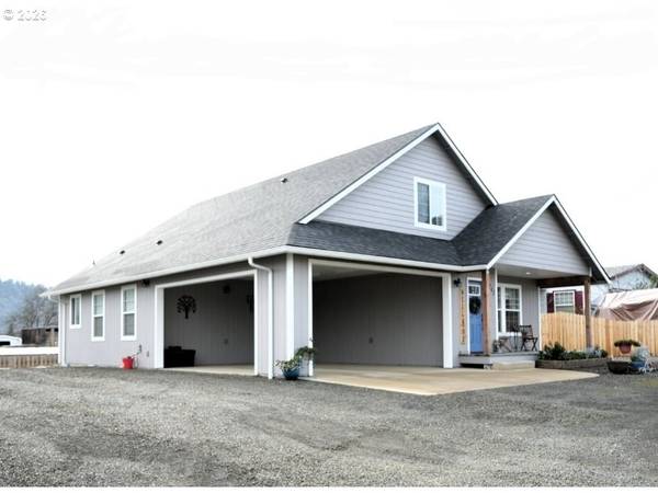 241 SE JOHNSON ST, Winston, OR 97496