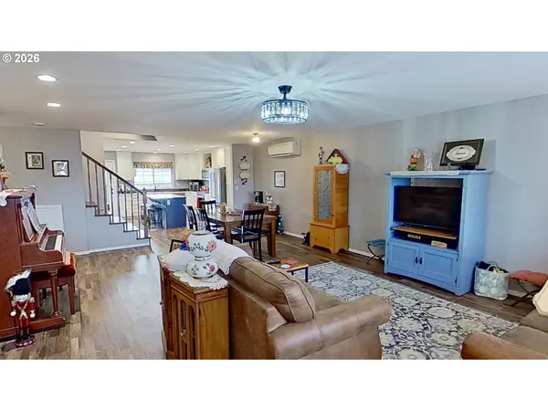 241 SE JOHNSON ST, Winston, OR 97496