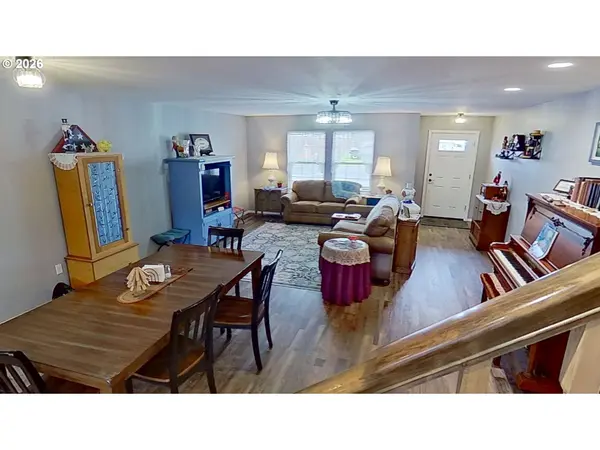 241 SE JOHNSON ST, Winston, OR 97496