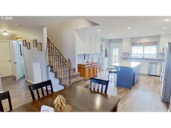 241 SE JOHNSON ST, Winston, OR 97496