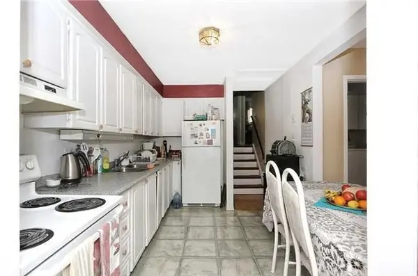 402 Chandos CT, Oshawa, ON L1J 6R1