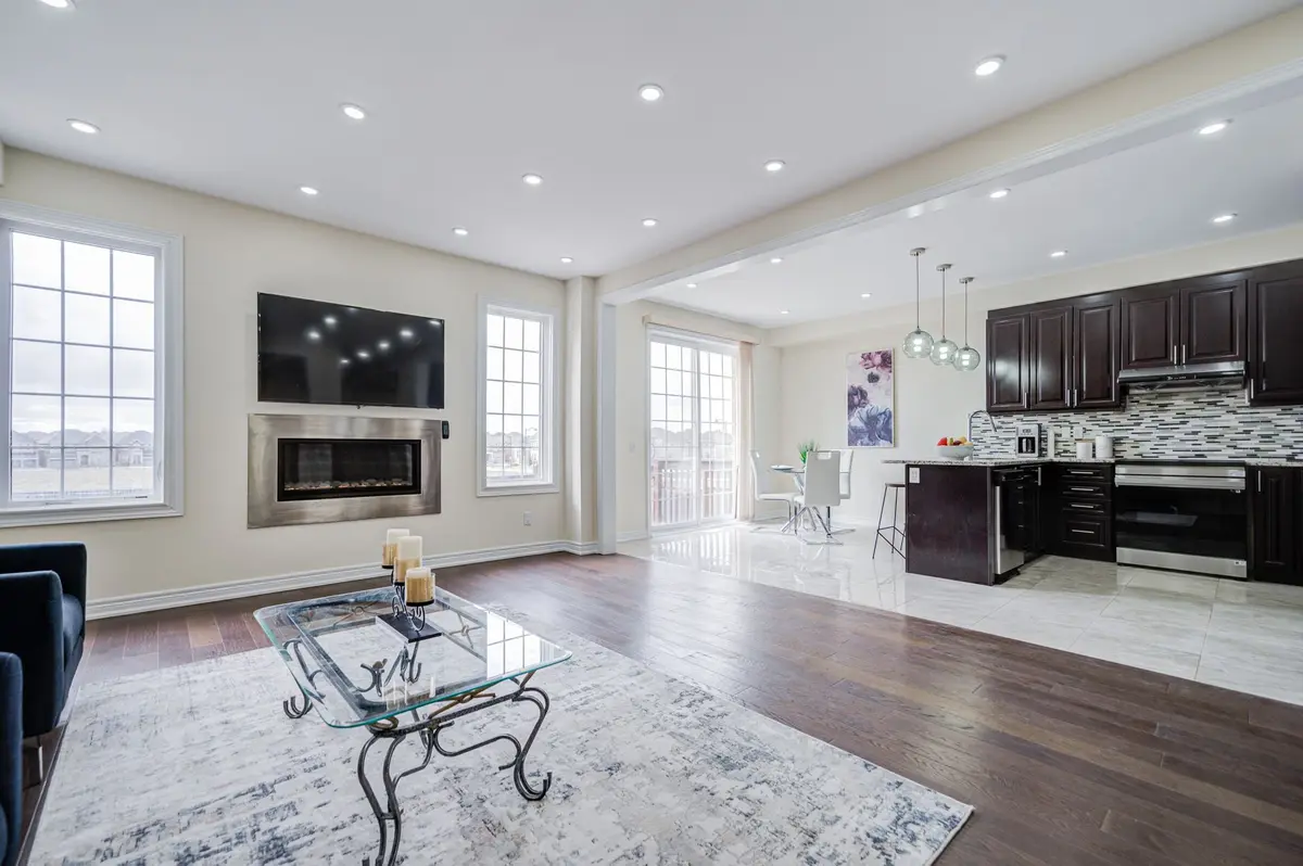 88 Roth ST, Aurora, ON L4G 0W7