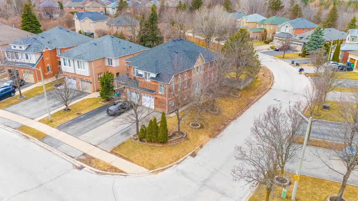 7330 Frontier RDG, Mississauga, ON L5N 7P7