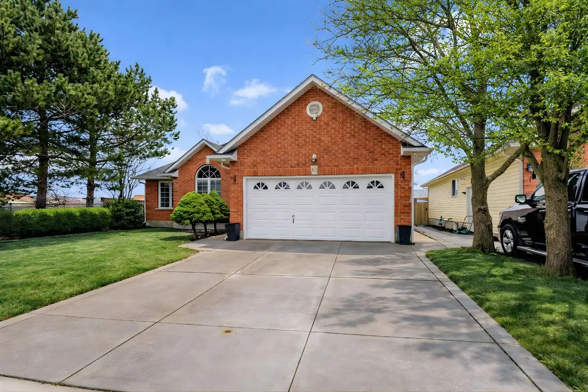 65 Thistlemoor DR, Haldimand, ON N3W 2K5