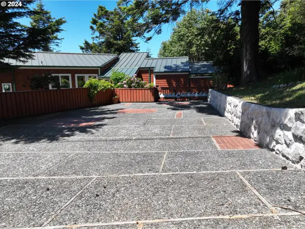 29830 HOUND DOG RD, Gold Beach, OR 97444