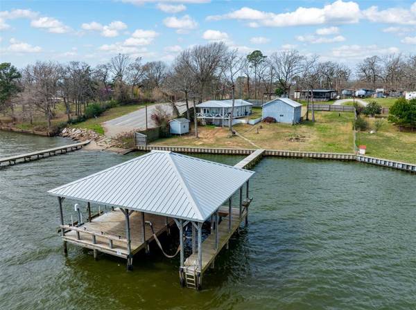 1067 Beachside Drive,  Chandler,  TX 75758