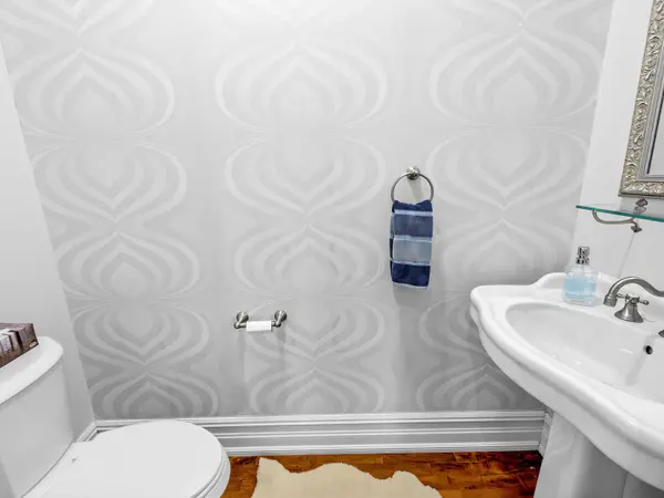 241 Poplar Plains ST, Toronto C02, ON M4V 2N8