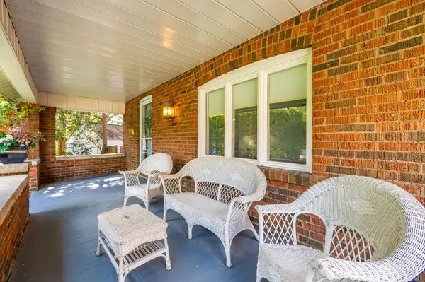 10 King Street CRES, Toronto W04, ON M9N 1K6