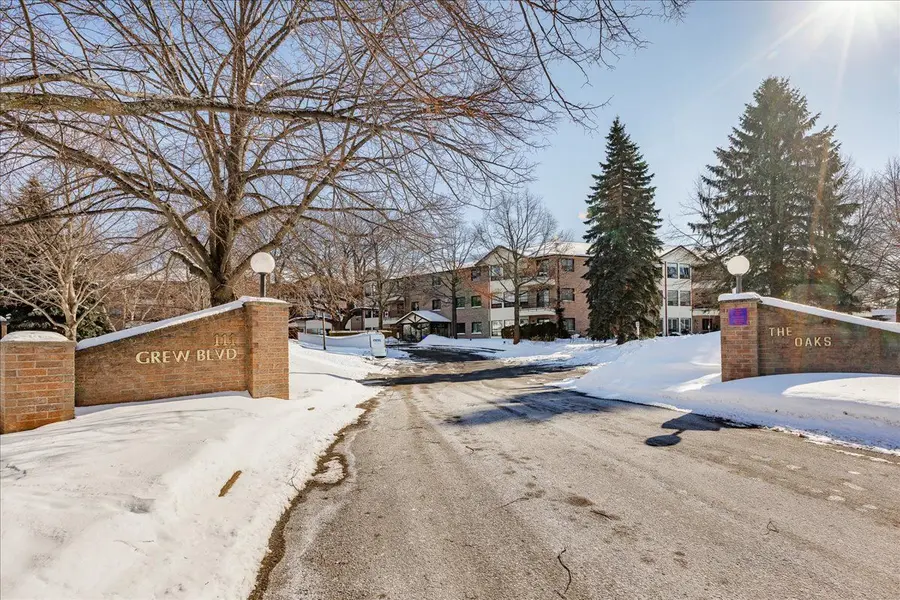 111 Grew BLVD #105, Georgina, ON L0E 1L0