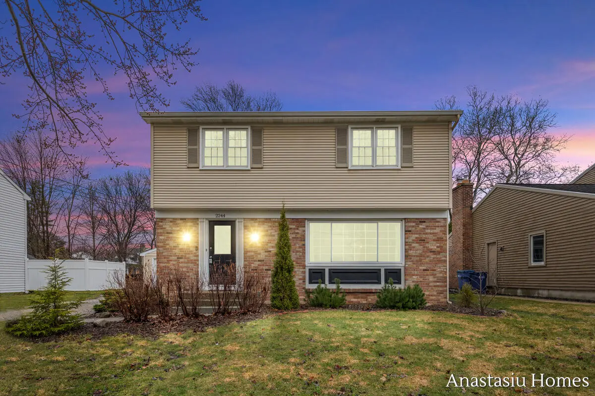 2244 Woodlawn AVE SE, City Of Grand Rapids, MI 49546