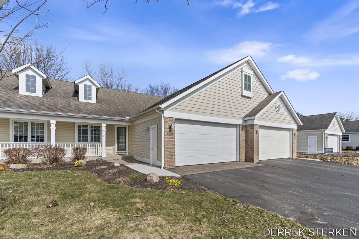 8955 N Clearwater DR, Zeeland Twp, MI 49464