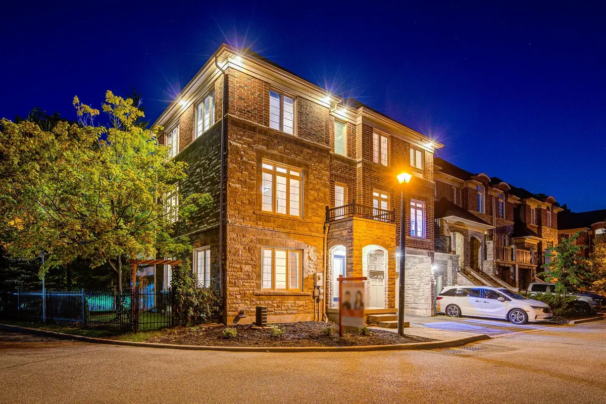 144 Chapman CT, Aurora, ON L4G 0E2