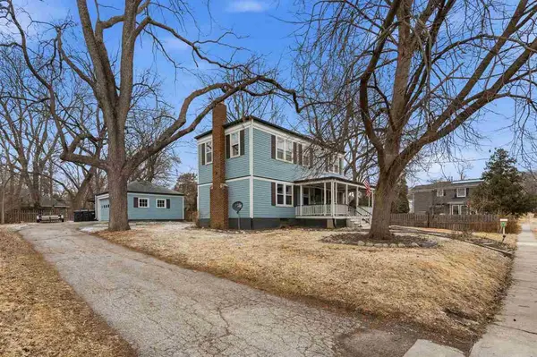 920 Ginter Ave, Iowa City, IA 52240