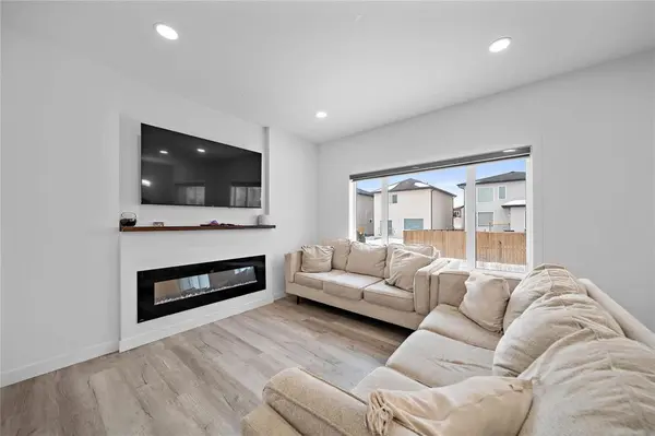 43 CRYSTAL LAKE TER, Winnipeg, MB R3Y 2E5