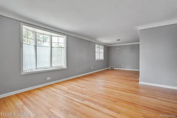 21135 LITTLESTONE RD, Harper Woods, MI 48225