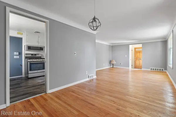 21135 LITTLESTONE RD, Harper Woods, MI 48225