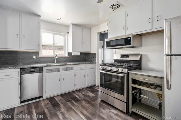 21135 LITTLESTONE RD, Harper Woods, MI 48225