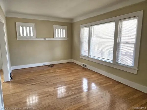 571 W Saratoga ST, Ferndale, MI 48220