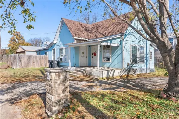 109 N Kouns Street, Cleburne, TX 76031