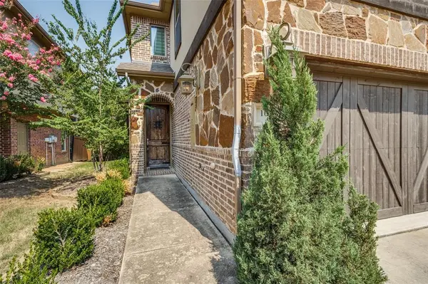 1011 Brook Hollow Drive, Euless, TX 76039