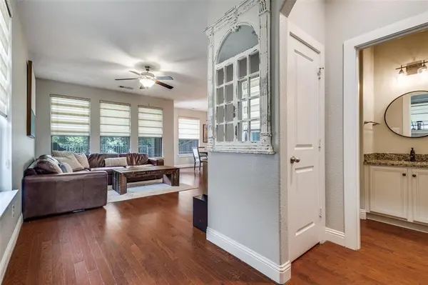 1011 Brook Hollow Drive, Euless, TX 76039