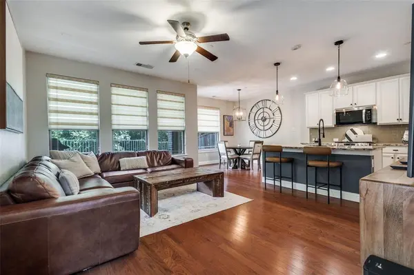 1011 Brook Hollow Drive, Euless, TX 76039