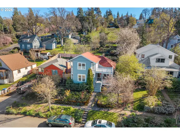 715 SHERMAN AVE, Hood River, OR 97031