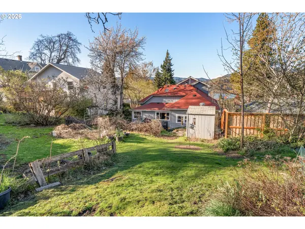 715 SHERMAN AVE, Hood River, OR 97031