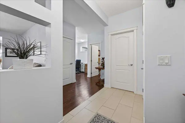 28 Evansview MNR NW, Calgary, AB T3P 0J7