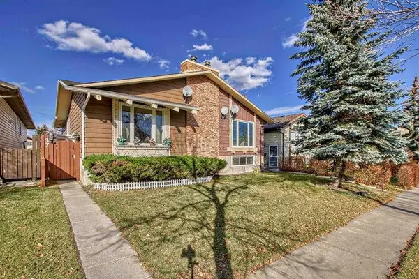 39 Bermuda DR, Calgary, AB T3K 1H5