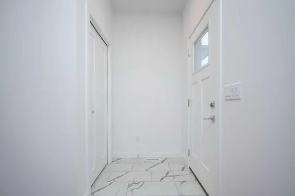 1020 West Lakeview DR, Chestermere, AB T1X 2T3