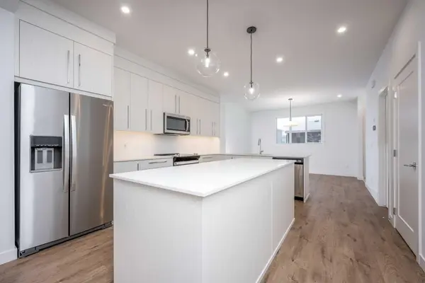 1020 West Lakeview DR, Chestermere, AB T1X 2T3