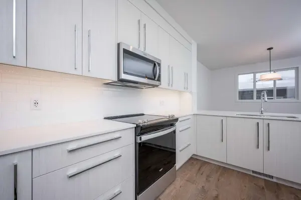 1020 West Lakeview DR, Chestermere, AB T1X 2T3