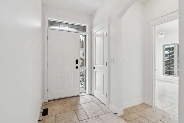 1 Discovery Ridge Link SW, Calgary, AB T3H 4Y1