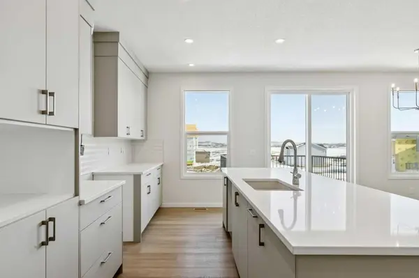 38 Annette GN NW, Calgary, AB T3R2B5