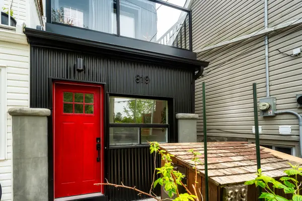 819 Craven RD, Toronto E01, ON M4L 2Z7