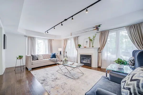 144 Chapman CT, Aurora, ON L4G 0E2