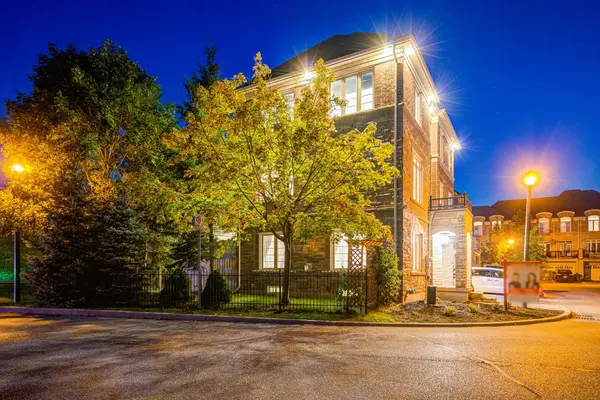 144 Chapman CT, Aurora, ON L4G 0E2