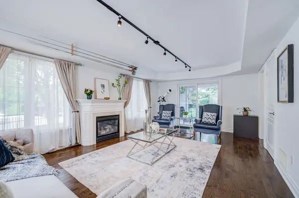 144 Chapman CT, Aurora, ON L4G 0E2